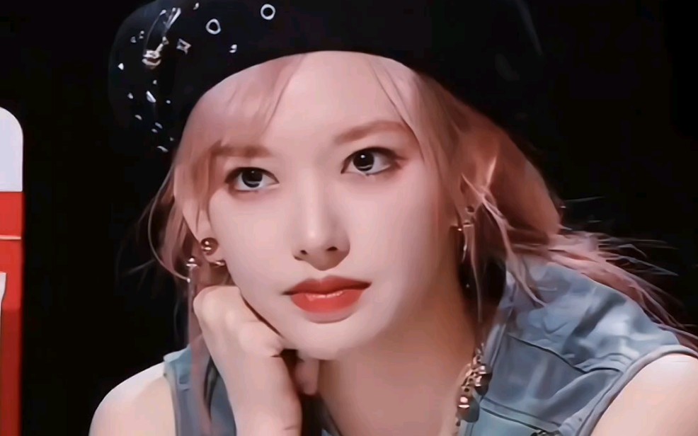 【程潇】她粉发加贝雷帽的造型真的很绝