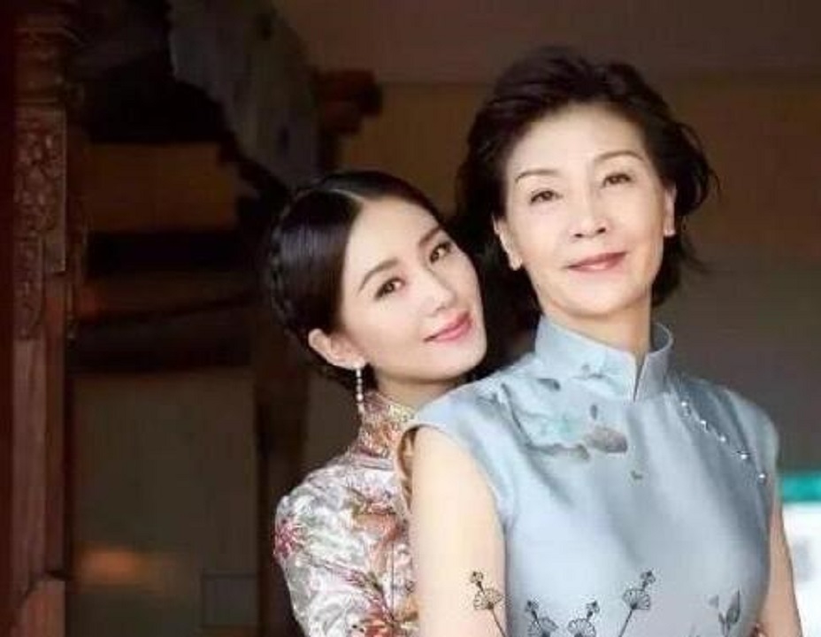 女星最美妈妈,李嘉欣母亲颜值惊为天人,李小璐母亲最美!