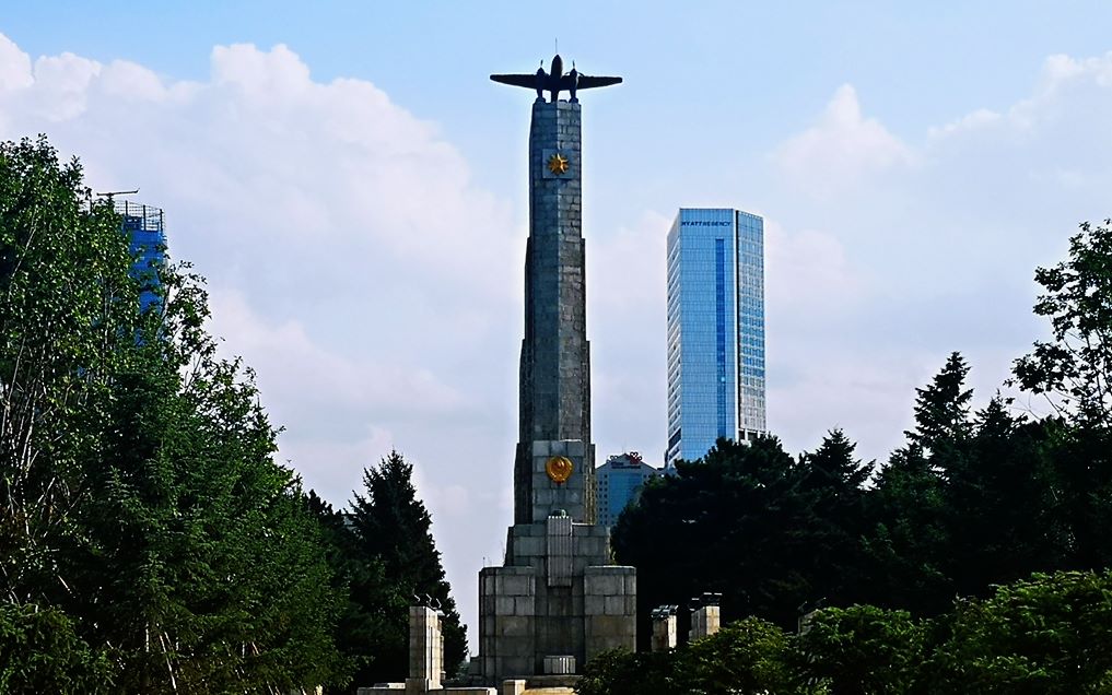 长春市人民广场纪念碑图片