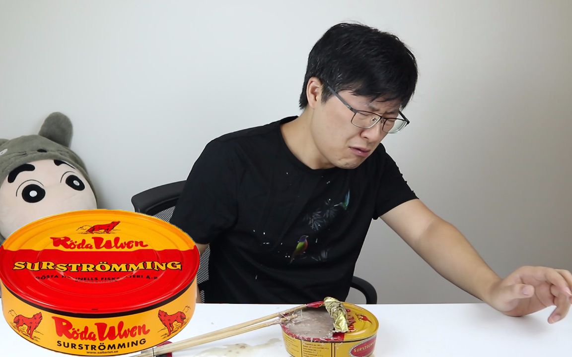 试吃挑战最臭食物鲱鱼罐头,之前以为别人太夸张,打开后表情亮了