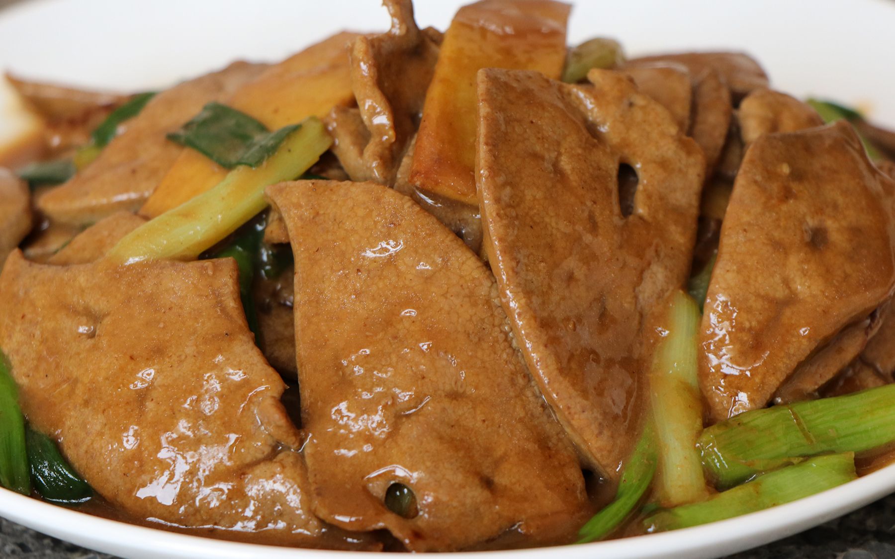 猪肝怎么炒出又脆又嫩的口感？看川菜师傅做泡椒猪肝，满满的干货 - 哔哩哔哩