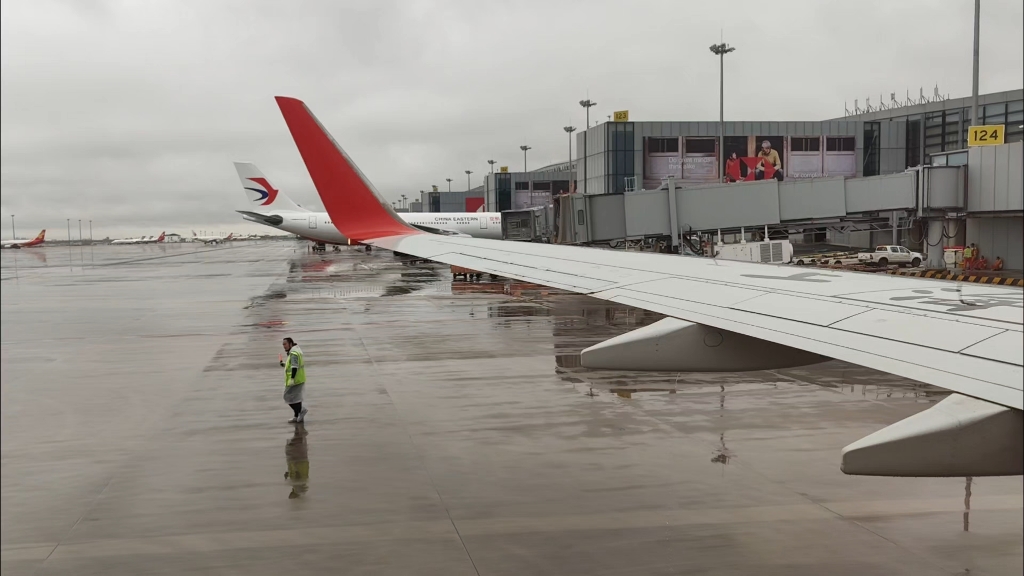 雨天起飞 雨天降落 | 上海航空fm9125 波音b737-86d b-5460