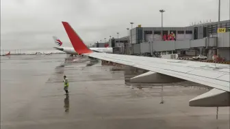 Tải video: 雨天起飞＋雨天降落 | 上海航空FM9125 波音B737-86D B-5460