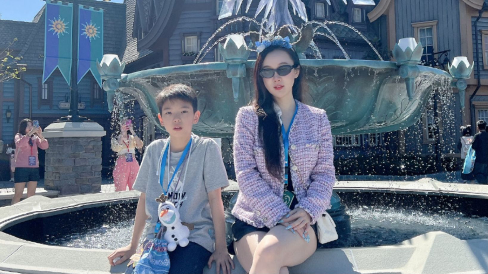 霍思燕带儿子游迪士尼,嗯哼身高猛长到妈妈肩,母子同框像姐弟