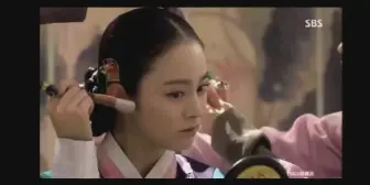 Télécharger la video: 美人梳妆  张玉贞为爱而生3