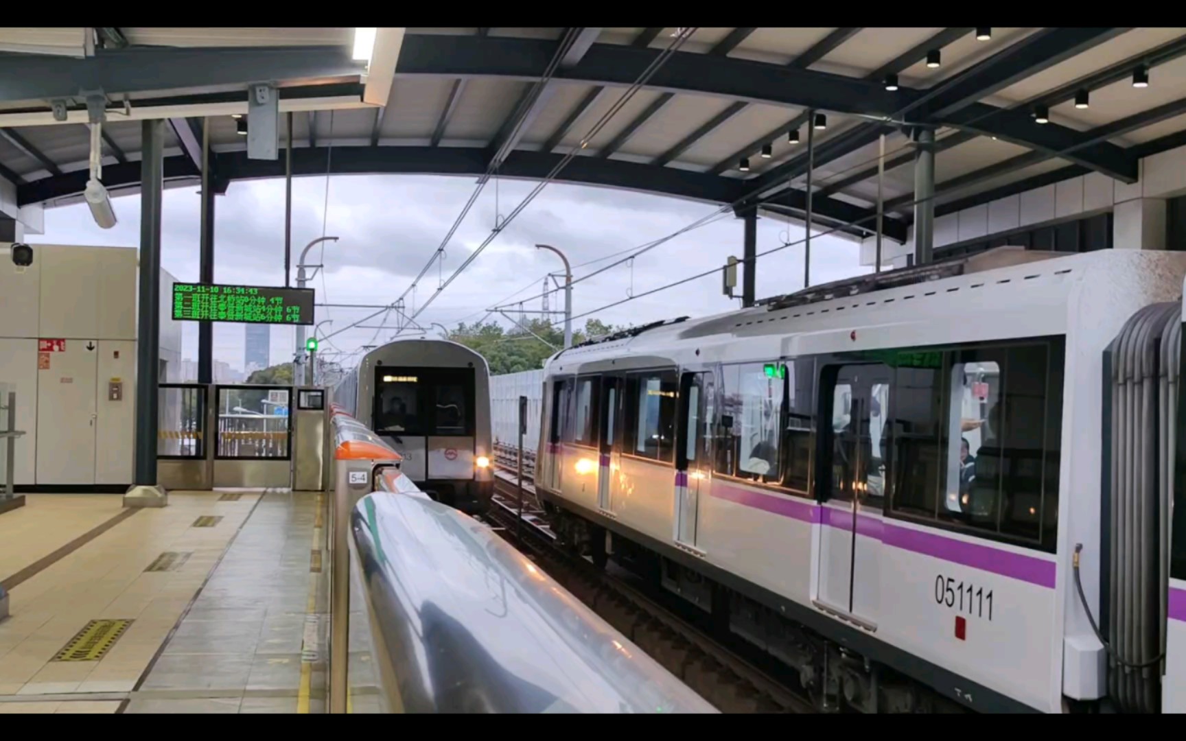 上海地铁5号线05013号车不载客通过银都路站