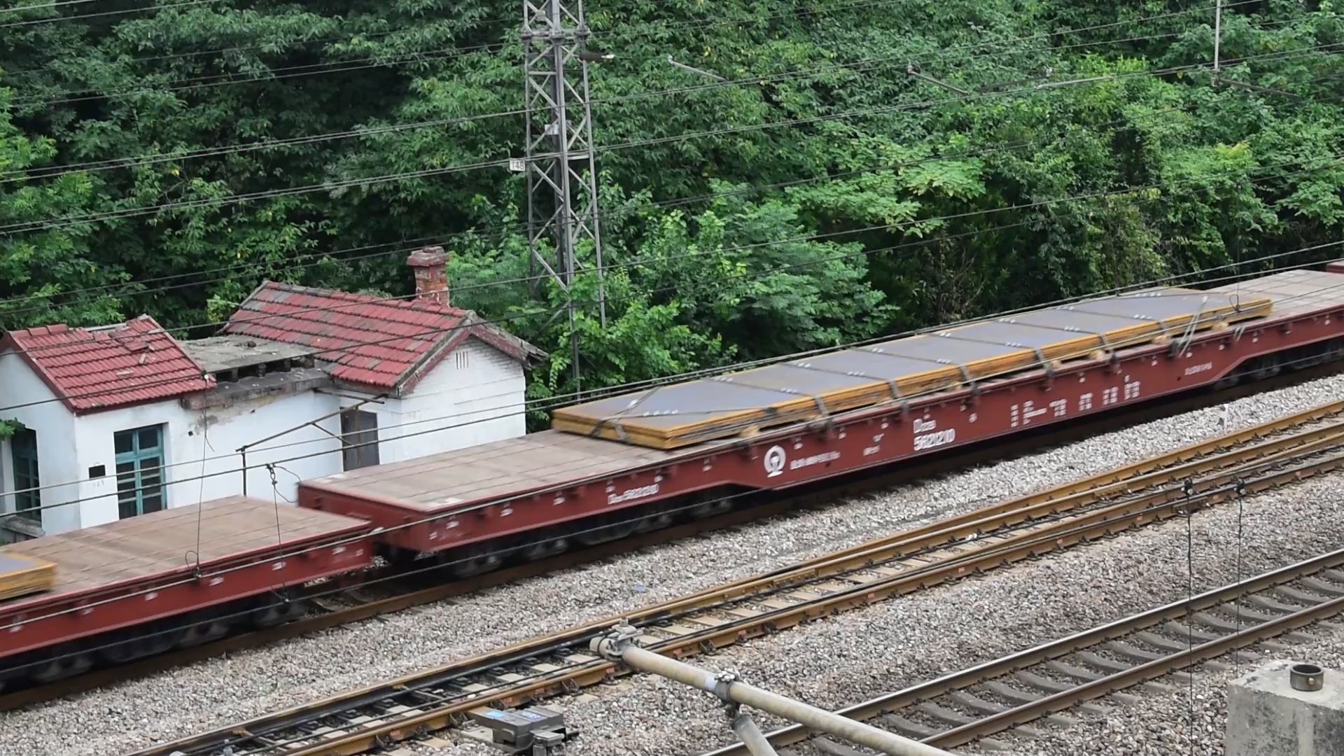 42803林场站某道停车,机后五节中铁特货d22b8轴大平板