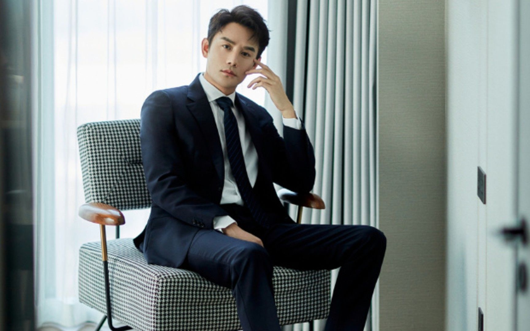 王凯不满狗仔偷跟掏手机怼脸对拍,太生气露出手臂肌肉,内娱爽文