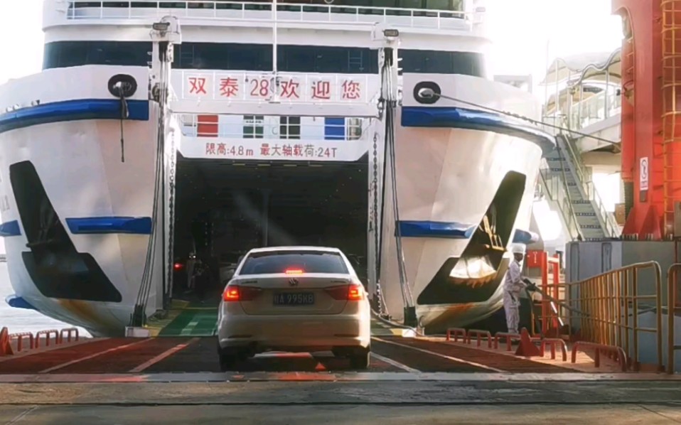 记录驾车从徐闻港乘轮渡过琼州海峡
