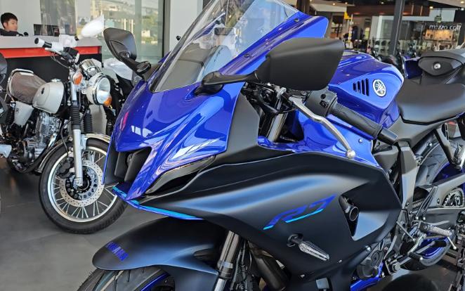 蓝色的雅马哈r7