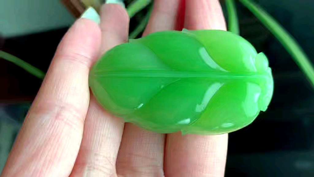 和田玉碧玉 俄碧乌兰海苹果绿树叶吊坠-金枝玉叶 品相完美 无黑点无