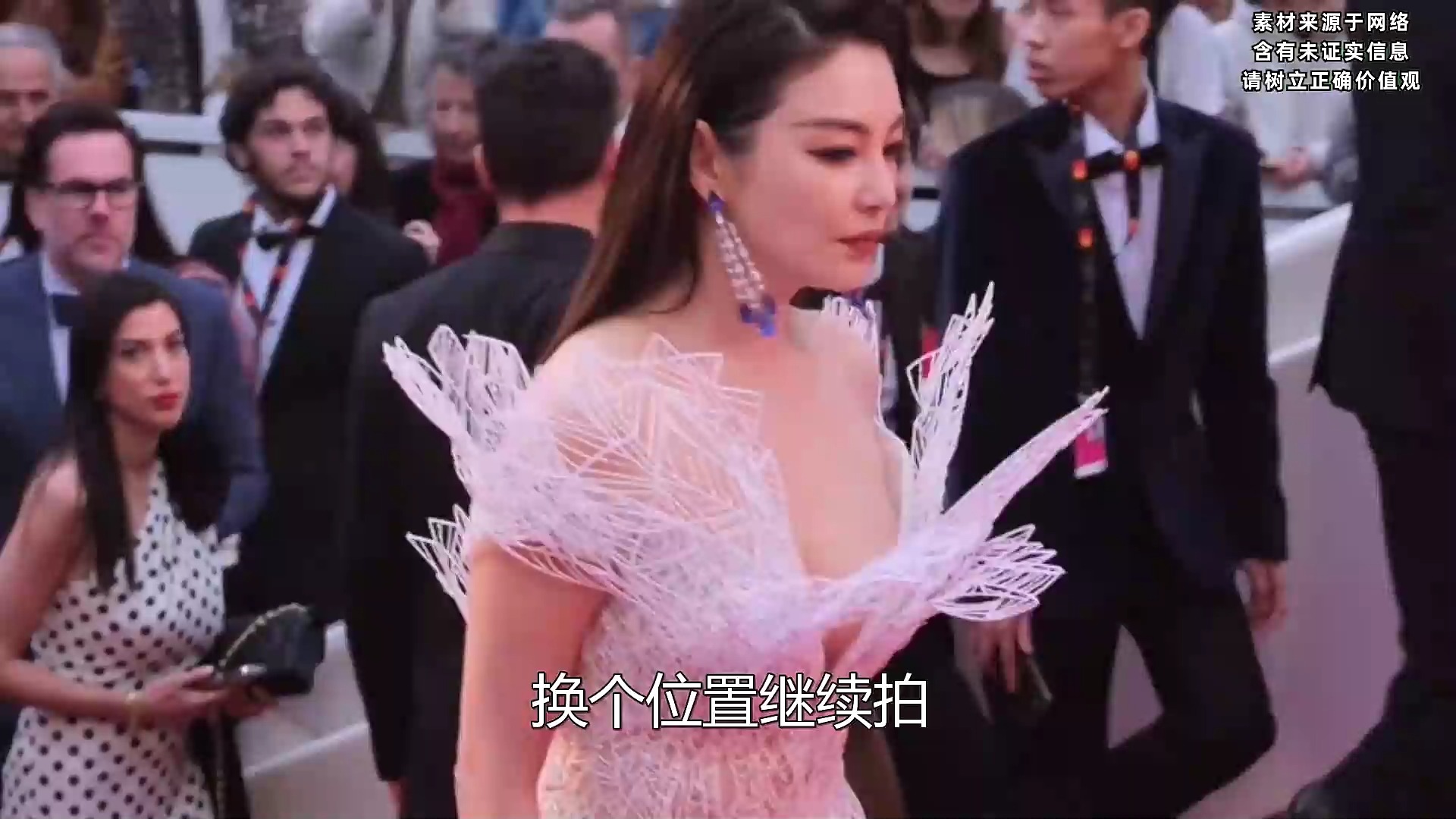 镜头抓拍明星尴尬瞬间,张凌赫一笑满脸褶,欧阳睇睇拜早年