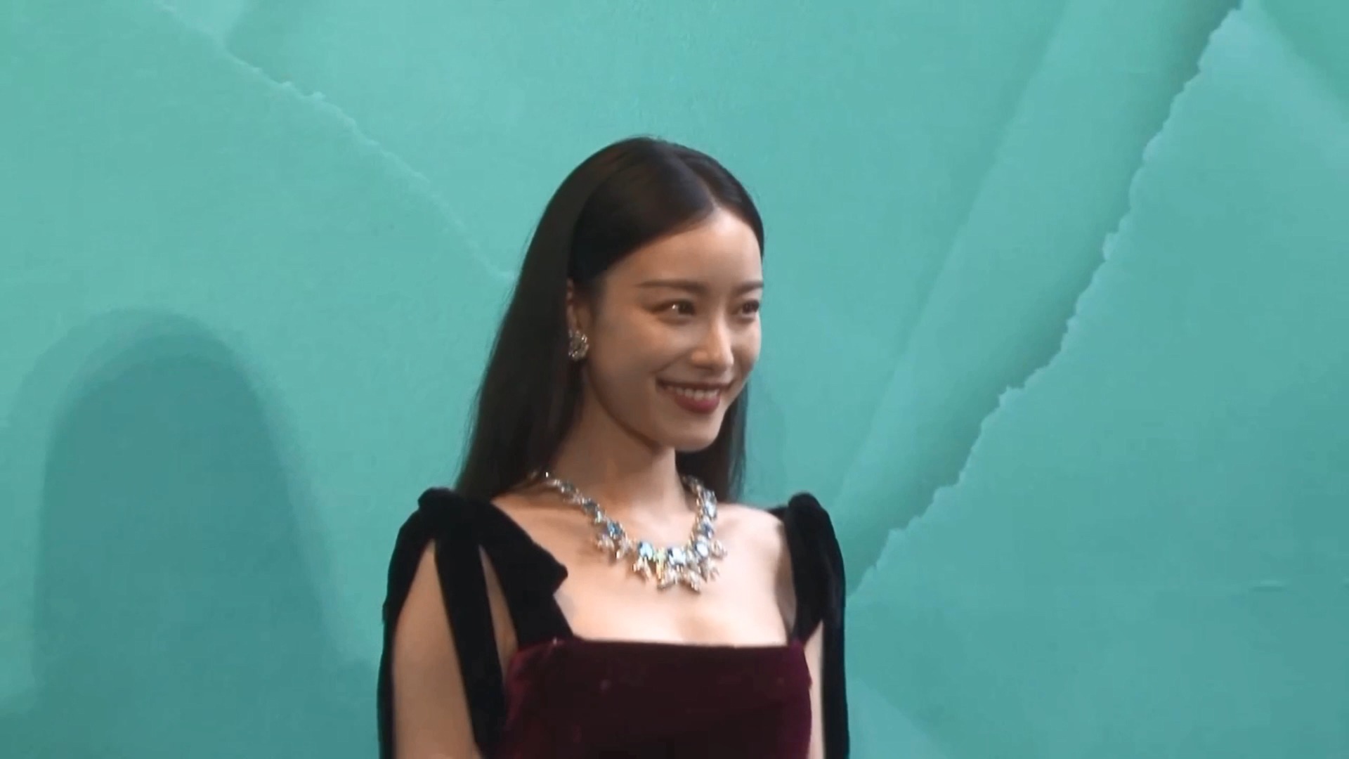 倪妮红裙造型曝光大秀性感身材曾与刘诗诗合拍大片