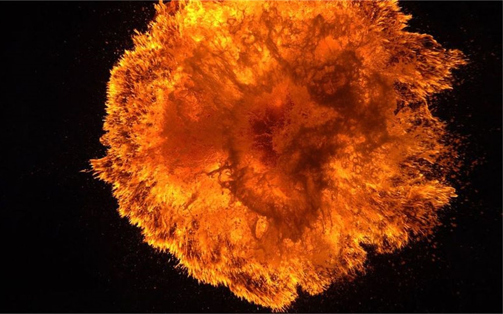 汽油被点燃后,泼到玻璃上会发生什么?慢镜头场面太壮观!