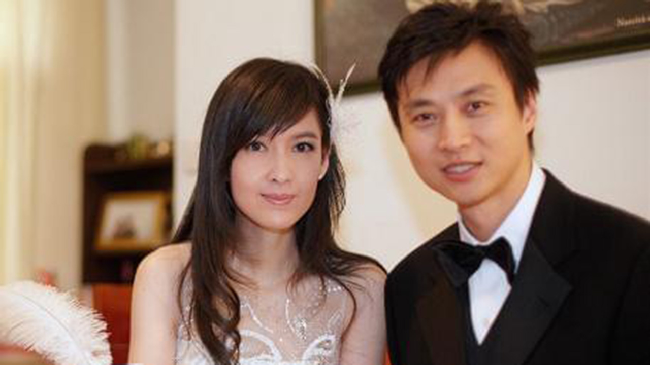 周慧敏现身黄凯芹演唱会!54岁穿露背装大秀身材,皮肤白到发光