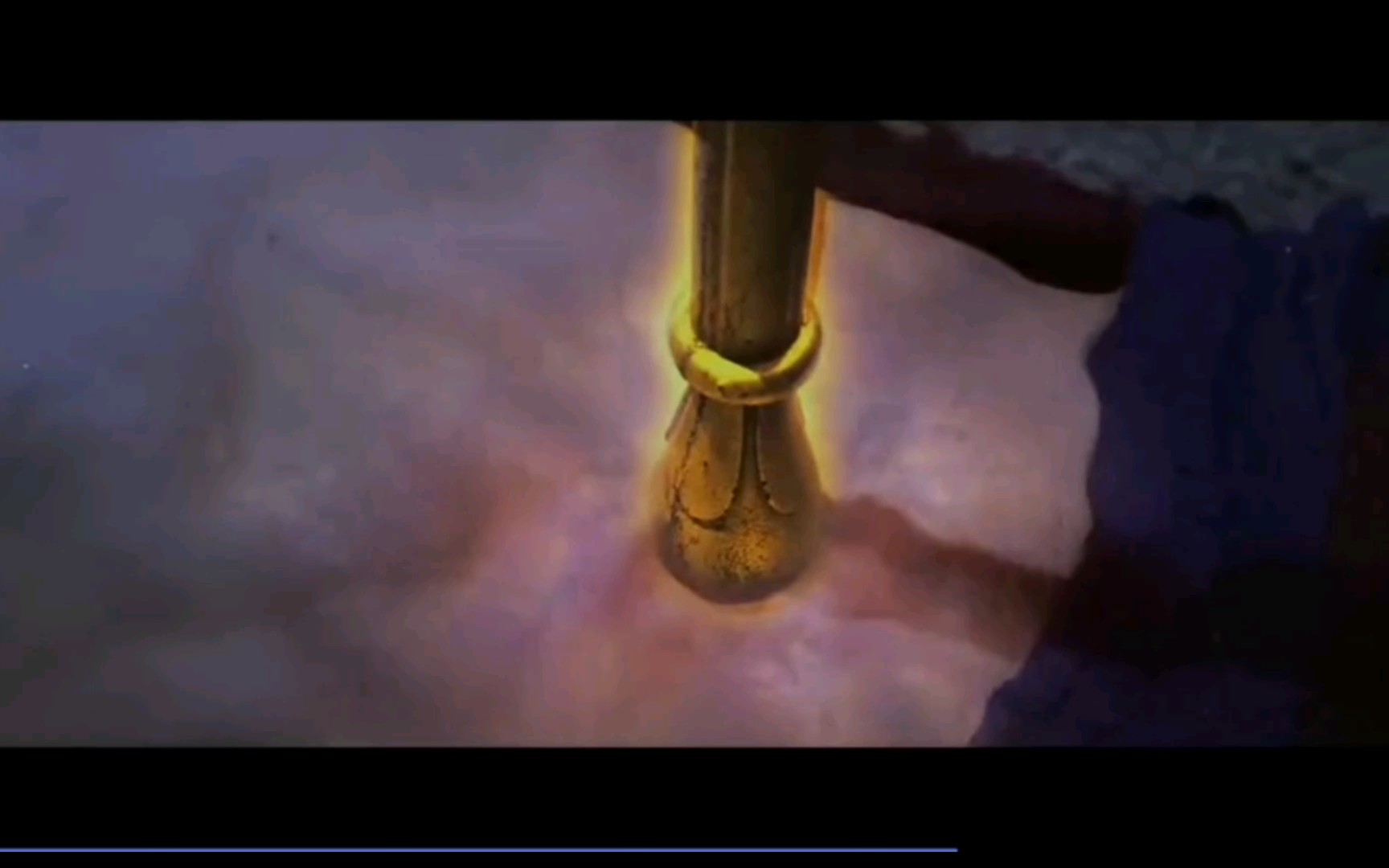 肌肉男反被压制后刺肚脐