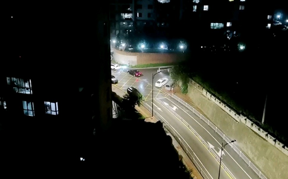 [图]雨夜的街头，灯火也不是灰暗的