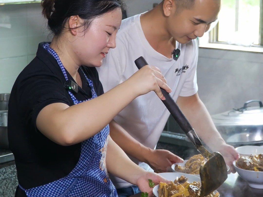 总姐夫中秋给老丈人送节,礼一家传一家,三个栽舅子传到总舅子,总姐夫赔了腊肉又舍油,饭还搞落了哔哩哔哩bilibili