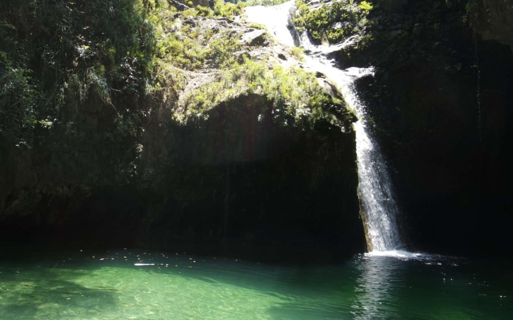 湖北三峡宜昌土城小狗子溪 (车盘溪) 导航:惠隆饭庄(土城),叉路口沿最靠左大路直行几分钟,见大溪和浅桥停车,过桥继续前行进小溪沟 ,玩瀑布需...