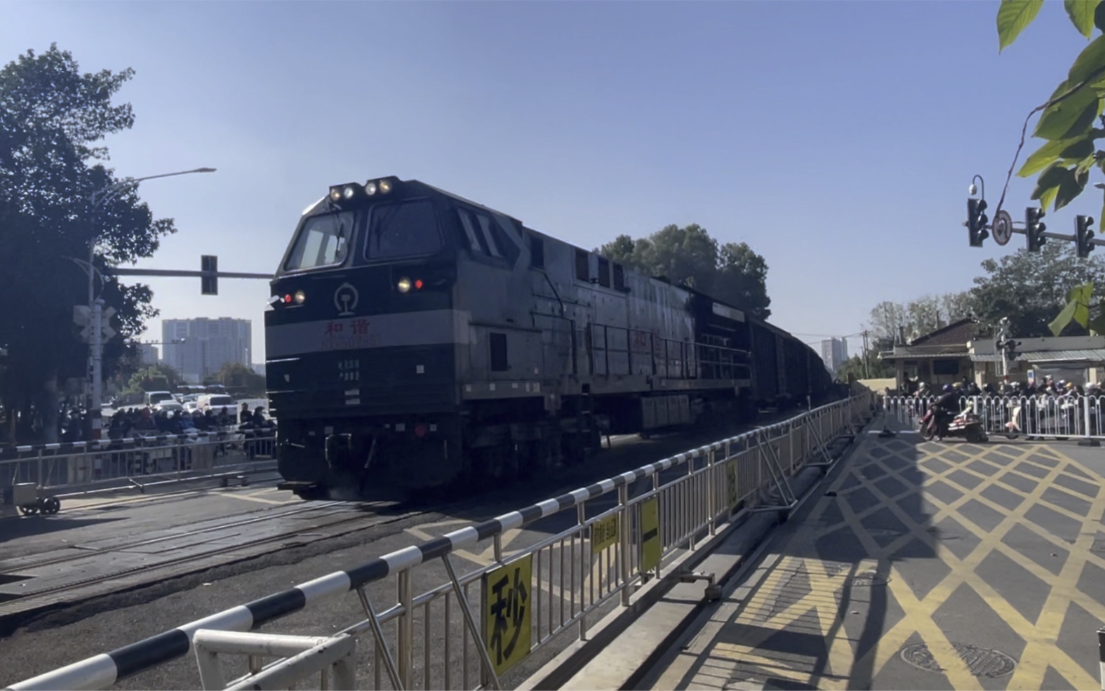 hxn5牵引货列通过宁芜线南京中和桥道口