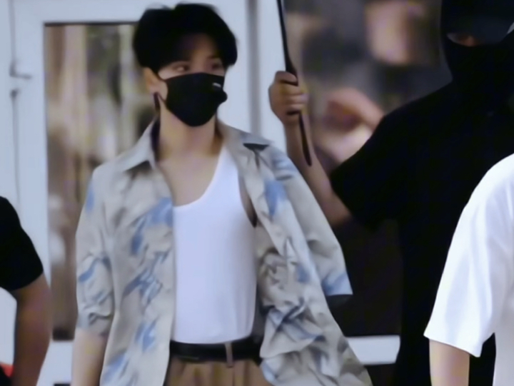 【严浩翔】对不起!就是觉得翔哥最近的裤子怎么越来越好看了!