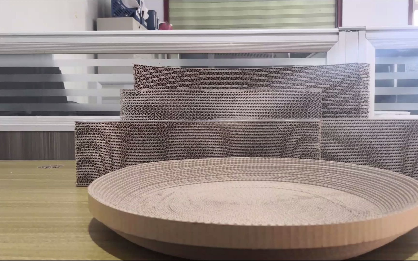 猫抓板的生产工艺流程 瓦楞猫抓板数控线切割机