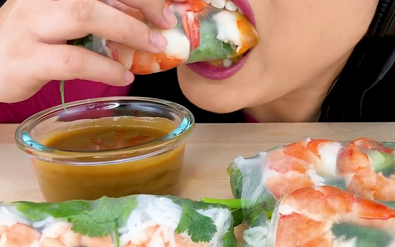 【phan】 韩国小姐姐带来的虾仁春卷,松脆的咀嚼声asmr