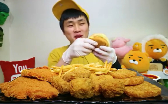 韩国大胃王花猪小哥哥吃黄金脆皮炸鸡鸡排鸡腿这迷人的声音