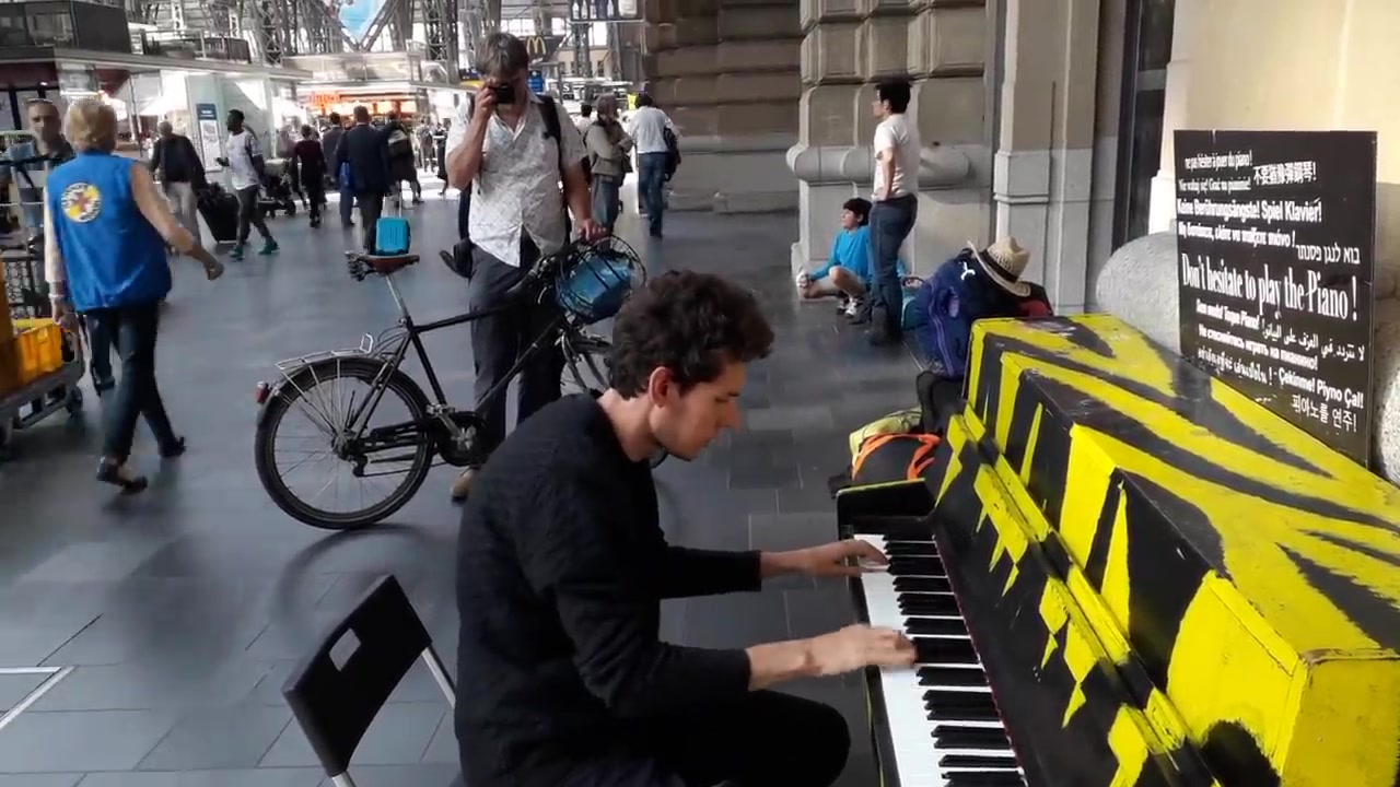 [图]【街头钢琴】THOMAS KRÜGER – COCO JAMBO PIANO VERSION AT FRANKFURT CENTRAL STATION