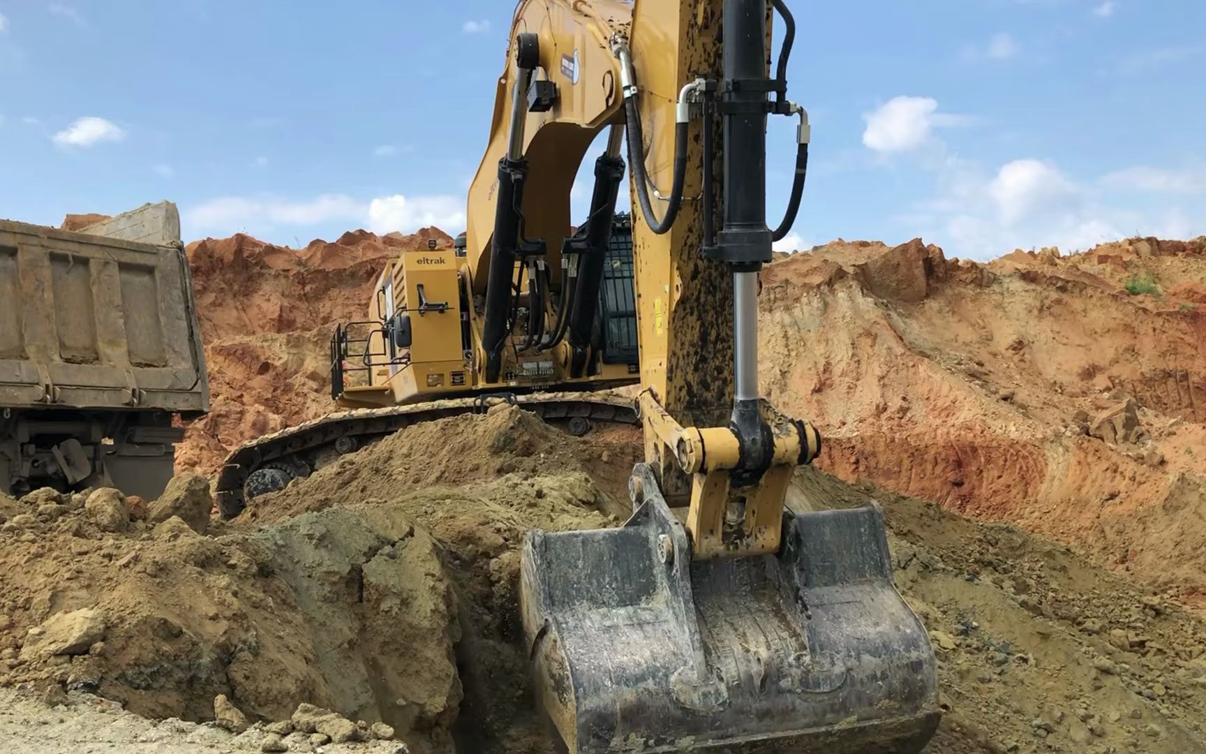 卡特彼勒6015b挖掘机装载mercedes & man卡车