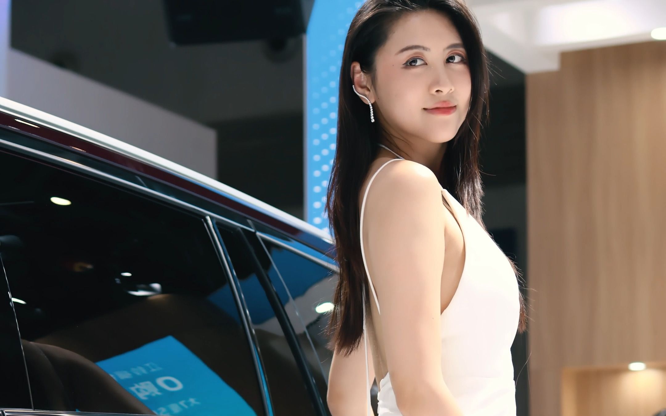 【4k竖屏】2022重庆车展江铃福特车模走秀,白衣飘飘的大长腿