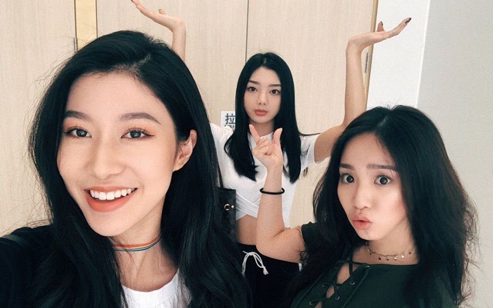 陈芳语与李紫婷吴映香再相聚 三人开心耍宝搞怪自拍_哔哩哔哩_bili