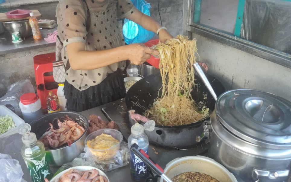 温州大姐路边摆摊卖温州炒粉干15元一份还抢着要一天卖几千元