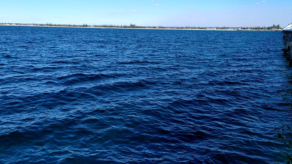 船慢慢靠岸 水波荡漾