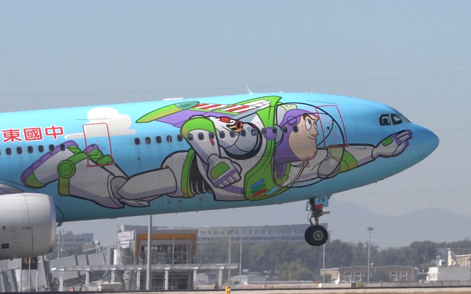 首都机场飞翔的巴斯光年东航333b5976跑道01擦烟降落