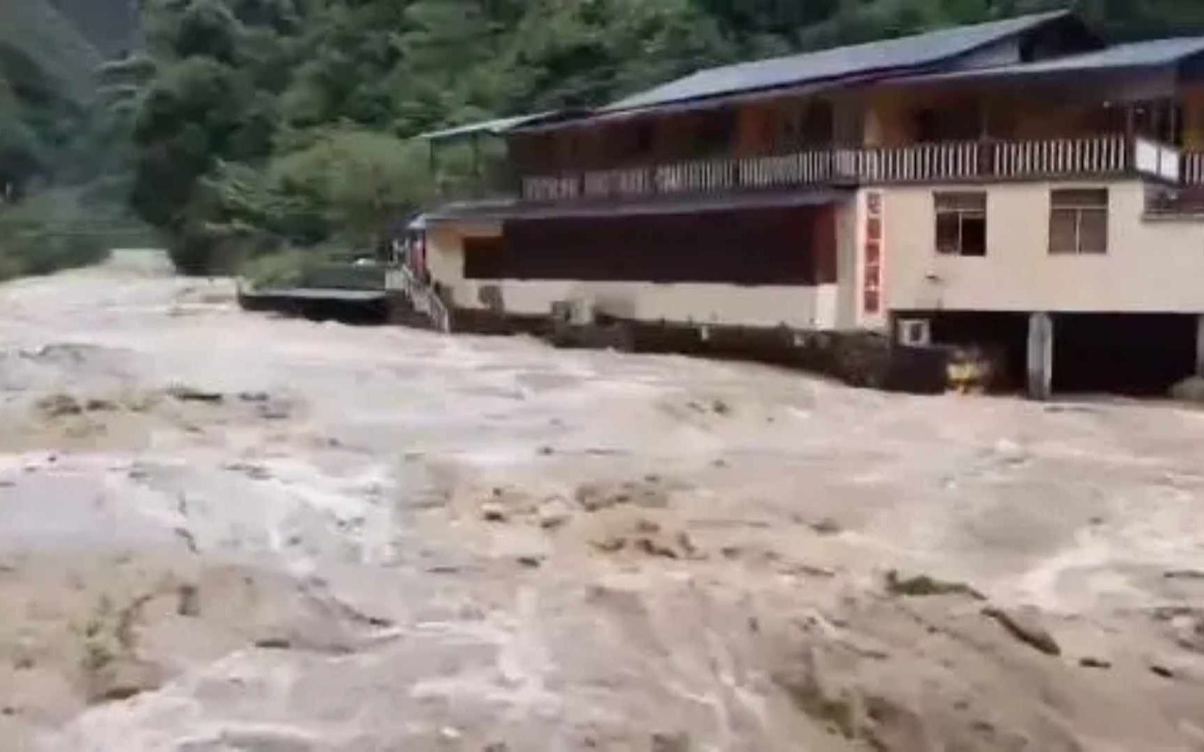 重庆开州大暴雨,河流涨水农田被淹,多地道路塌方哔哩哔哩bilibili