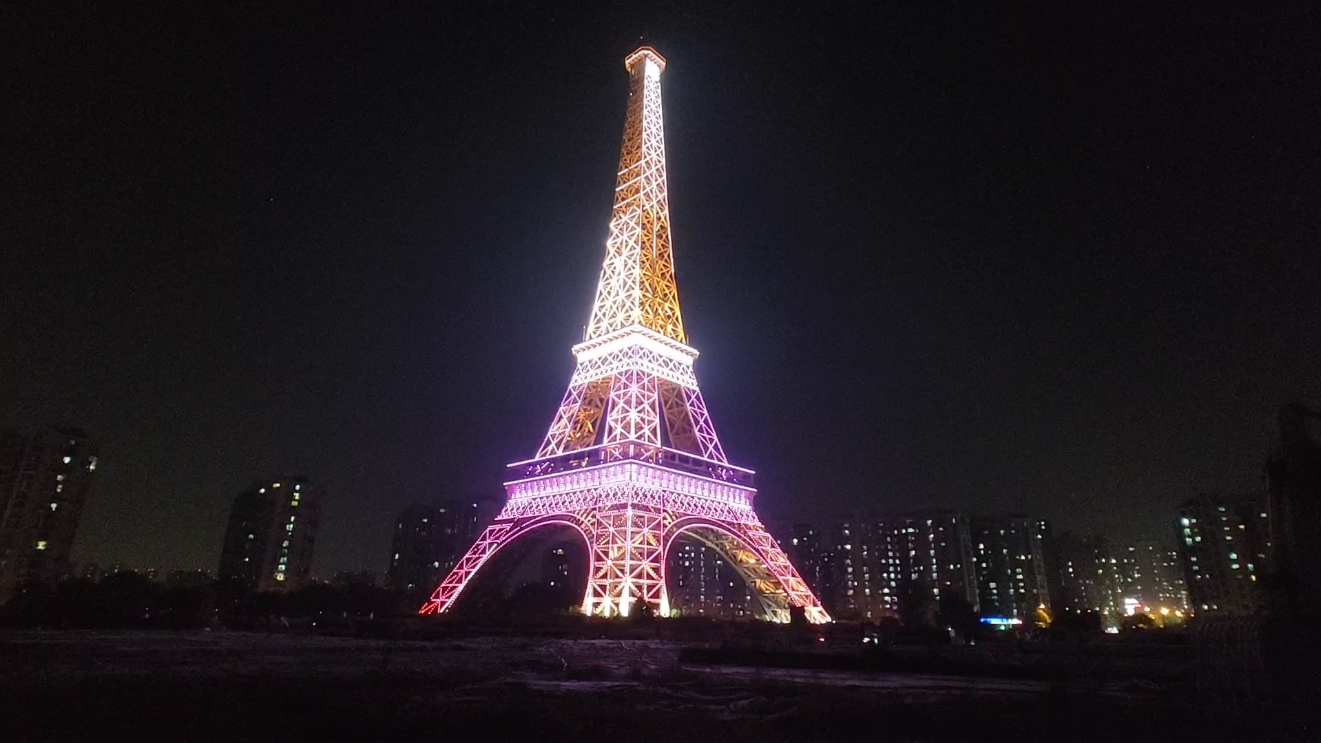 杭州临平天都广场"会发光"的小铁塔