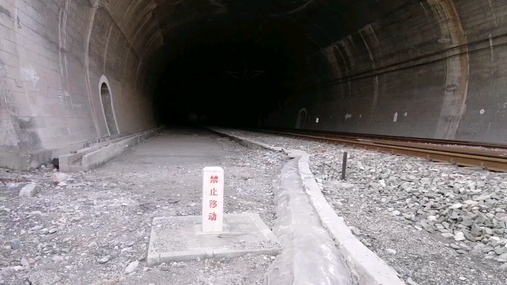 天府之星t8次通过京广线园博园鹰山一号隧道北京西站方向