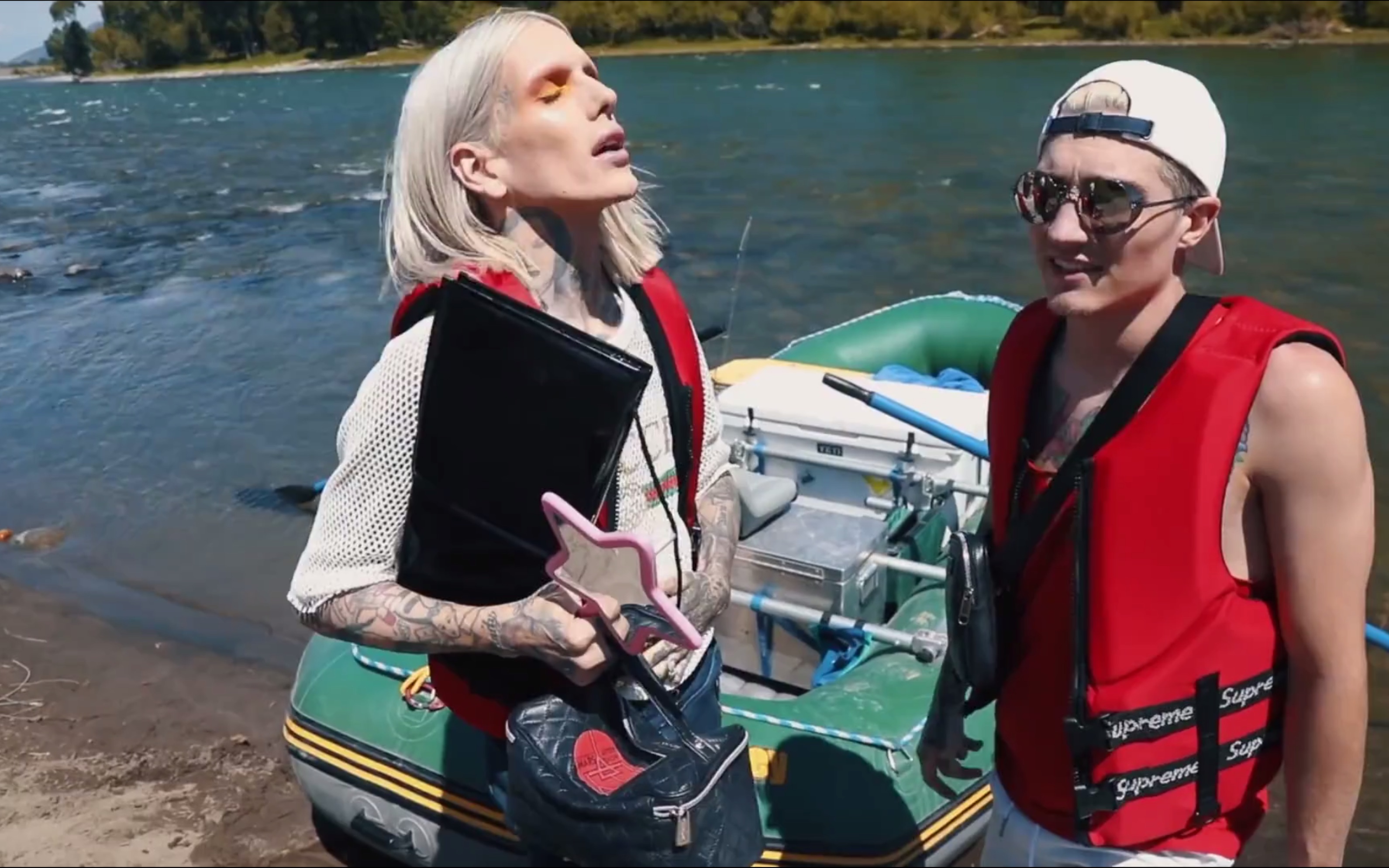 自制中字 无眉蜜臀j姐穿supreme救生衣挑战水上化妆 偶遇迷妹 神操作