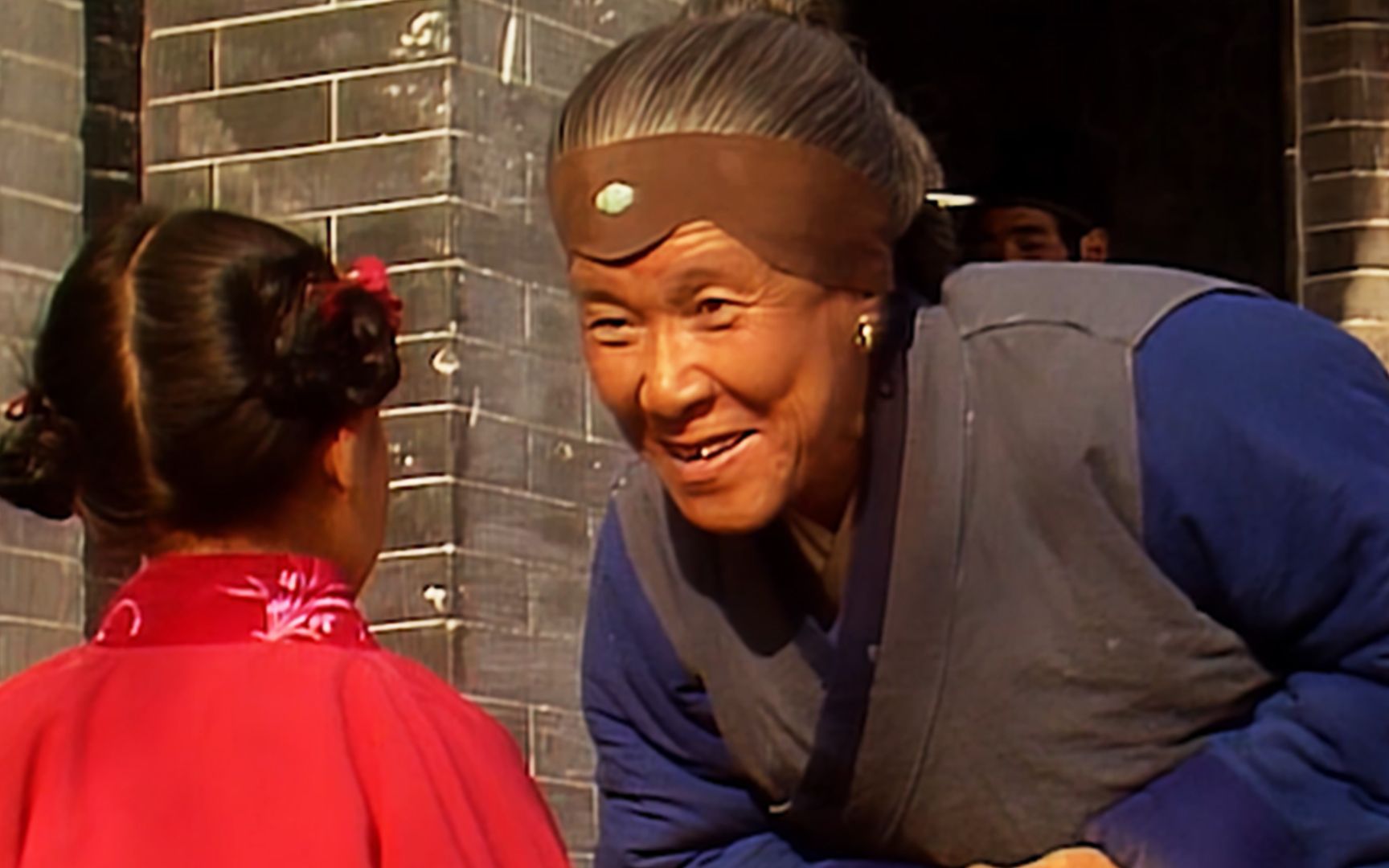 红楼梦;刘姥姥一进荣国府 王熙凤卡慷慨曾白银 醉汉焦大揭丑闻