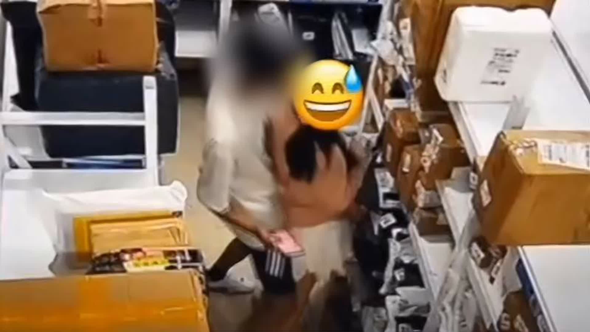 女子在快递站遭男生多次“贴身”猥亵，还掀起自己衣服，事后查监控直呼恶心