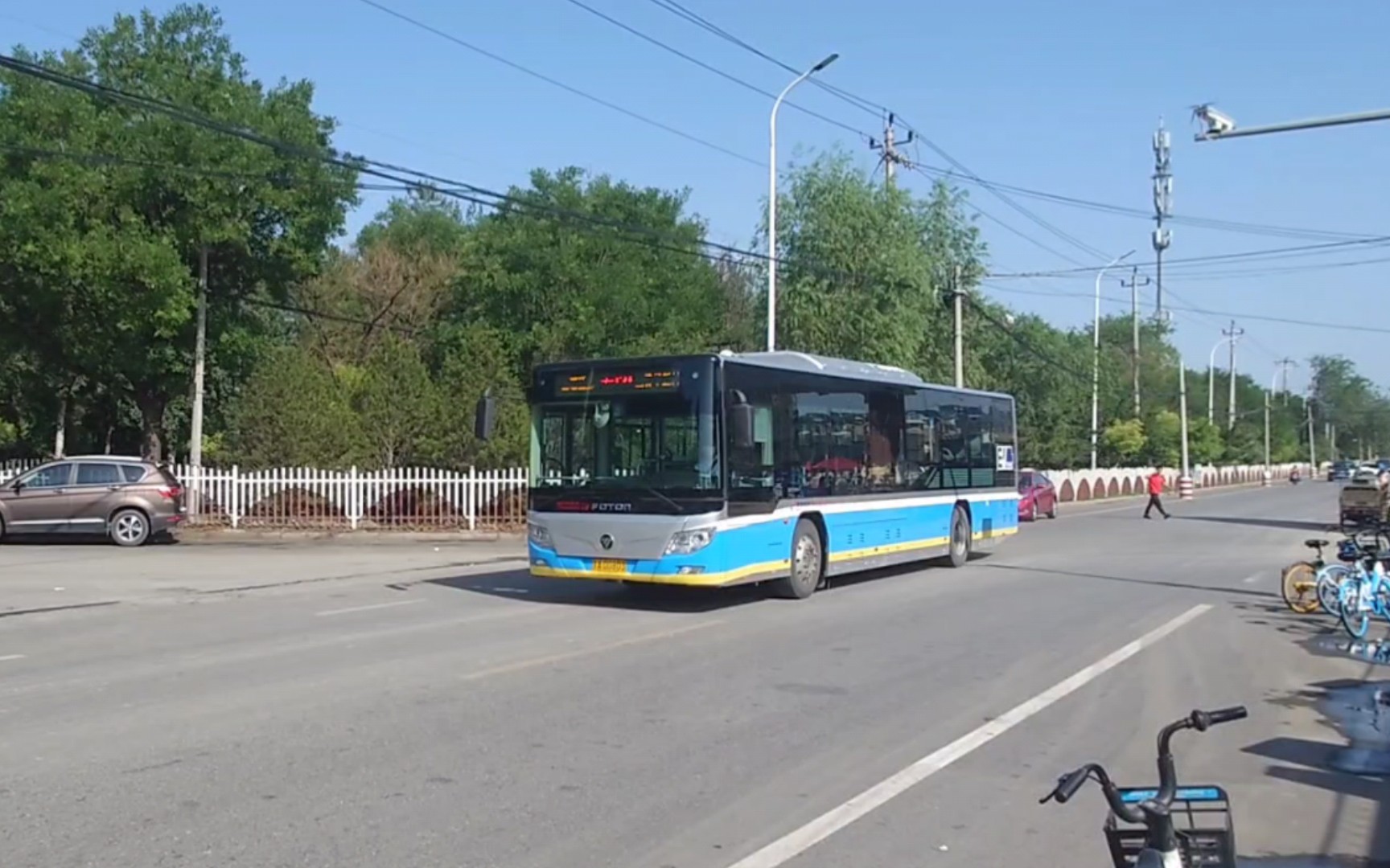 北京公交专121路电鹰二拨子新村方向经过北京人家东门