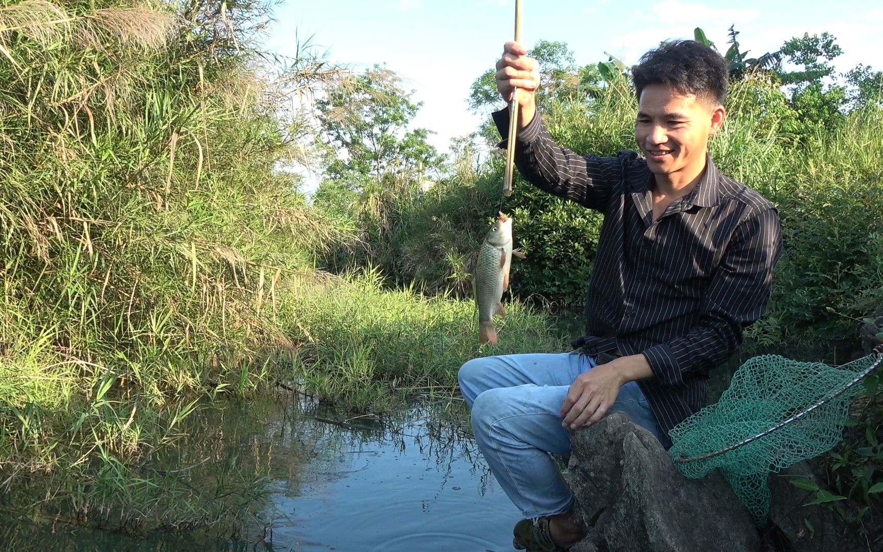 美女打窝,小莫去蹭窝,渔获对比看谁收获多