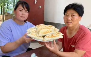 Скачать видео: 农村媳妇烙韭菜菜馍，皮薄馅多翠嫩爽口，地道河南味，越吃越上瘾