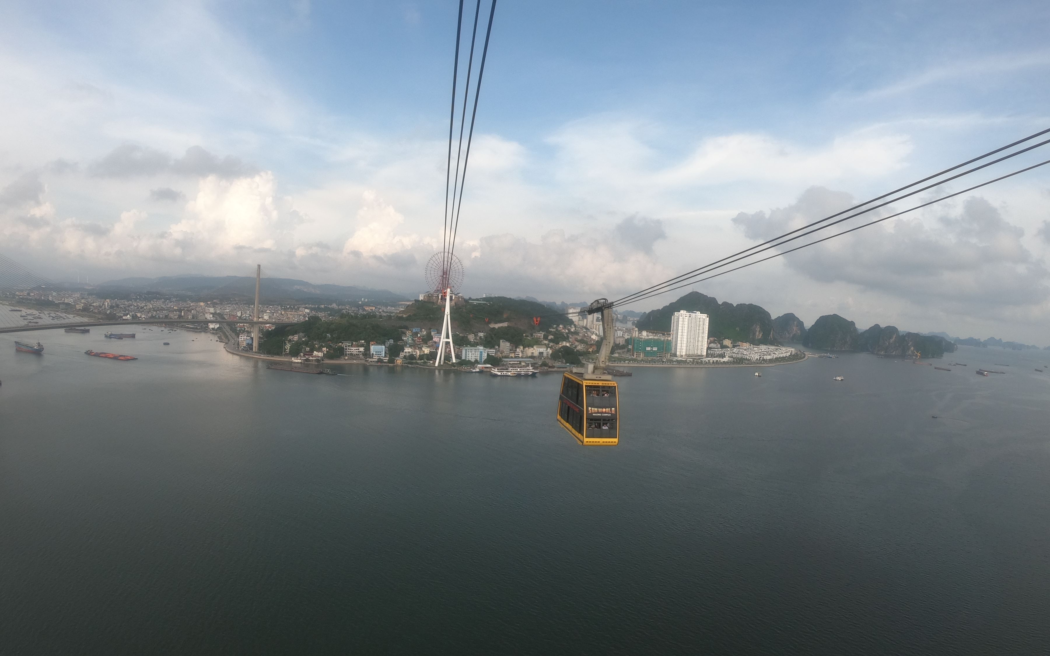 在越南下龙湾坐越南最高的女皇跨海缆车,下龙湾的风景尽收眼底,打卡必备哔哩哔哩bilibili