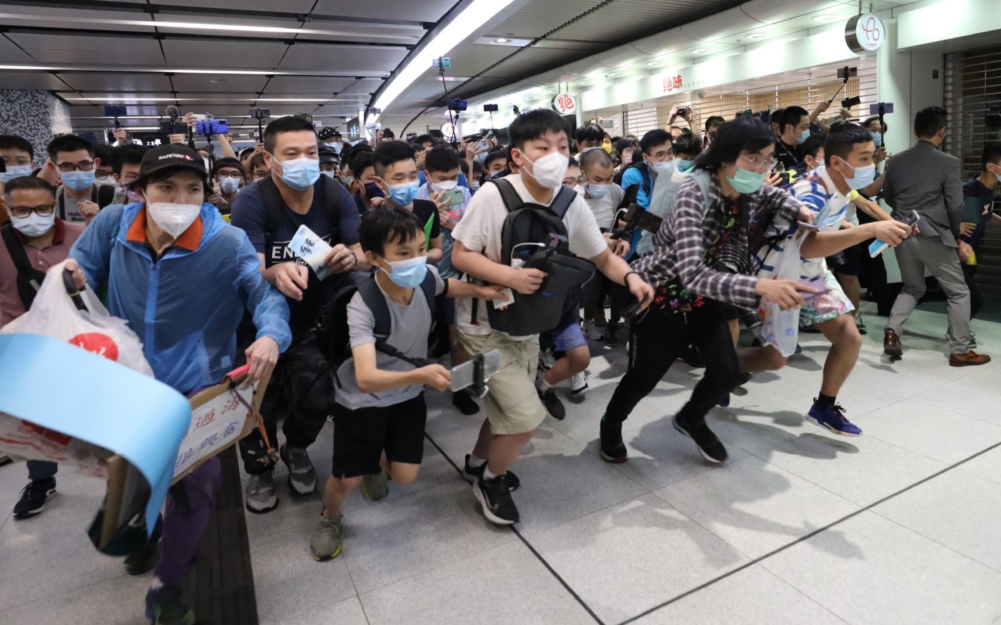 香港地铁东铁线过海段通车 大批市民见证历史时刻哔哩哔哩bilibili