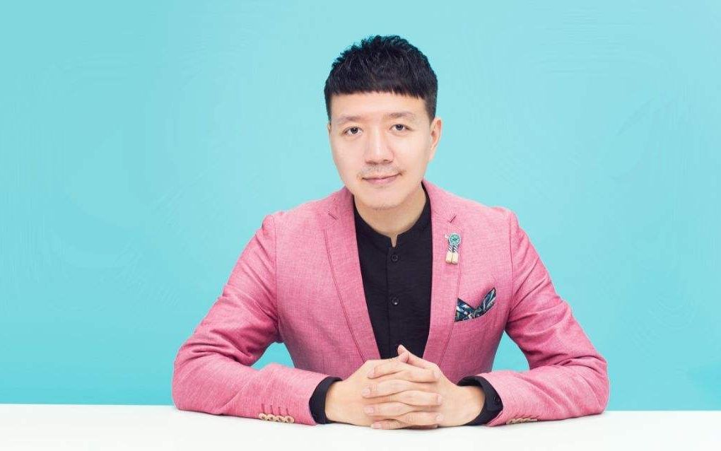 成杰思直播自认为最了解肖战粉丝的男人,预测肖战将会带来好消息