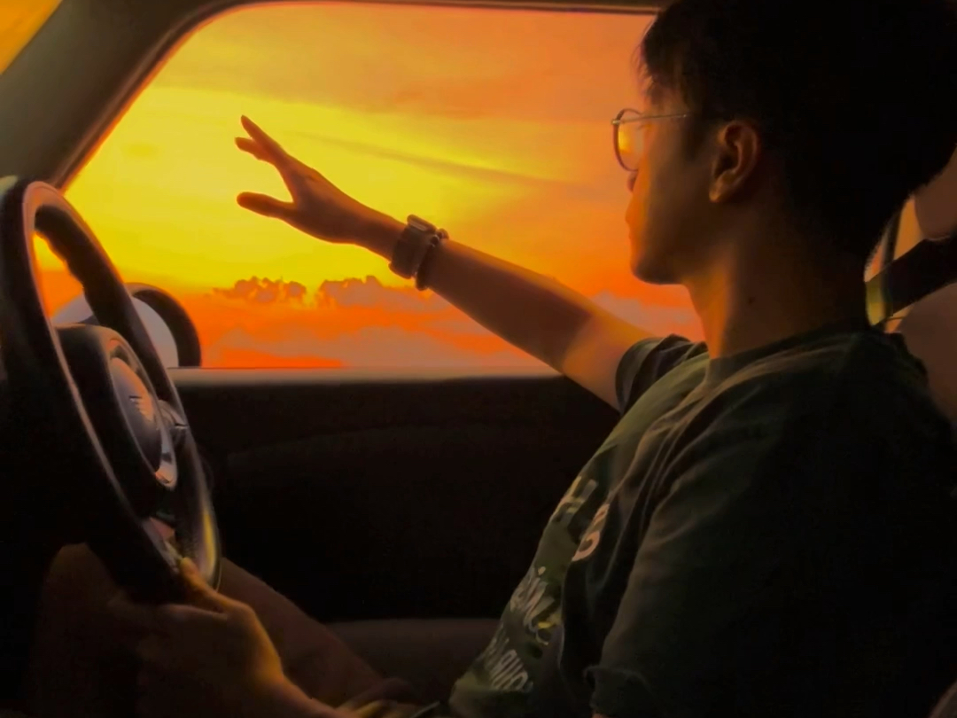 摇下车窗,风会带我驶向夕阳