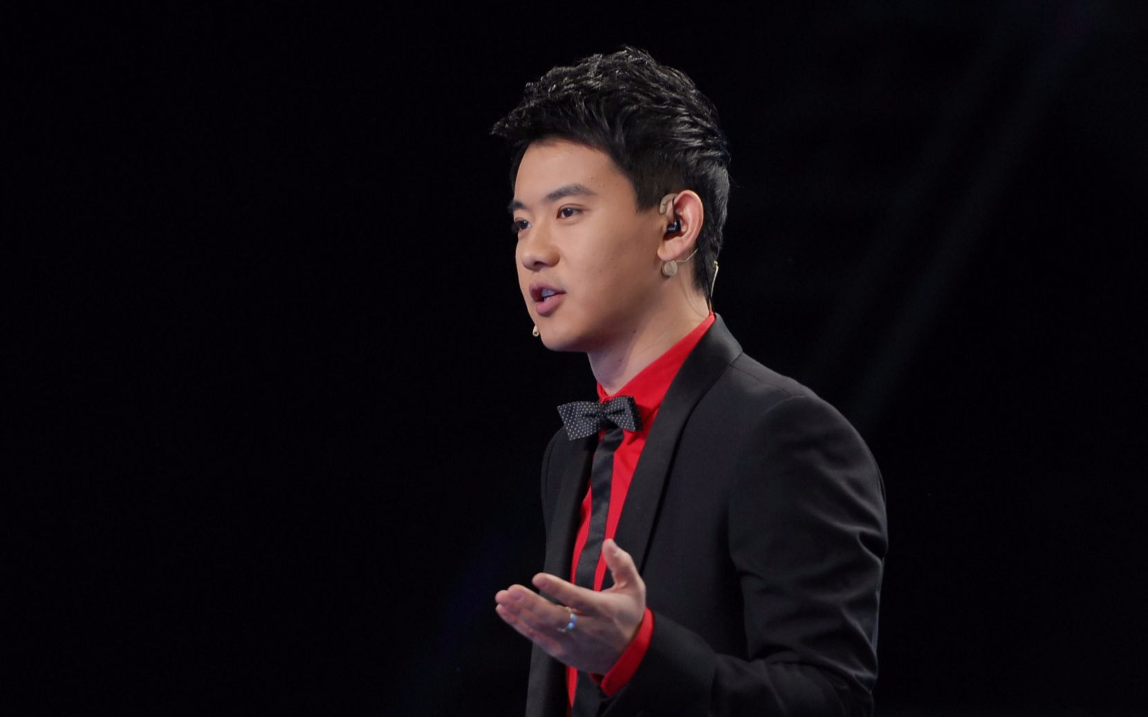 主持人李响,近日与圈外女友低调结婚,曾与女星孙骁骁相恋多年