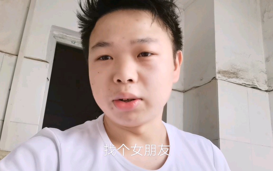实拍周末约东莞工厂打工妹出去玩,打工娃为给对方好印象打扮一下